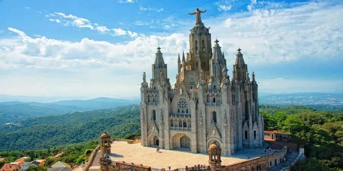 15 best things to do in Barcelona showing iconic landmarks, beaches, and city views