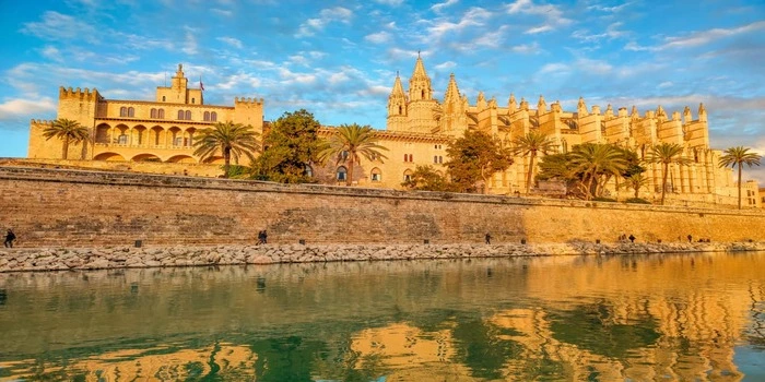 Things to do in Palma de Mallorca showing cathedral, old town and coastal views