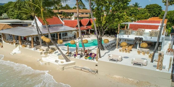 Elephant Beach Bar in Pefkohori, Greece with tropical drinks and beach view